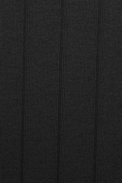 Vestido negro largo y acanalado con monograma bordado