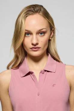 Vestido rosa empolvado sin mangas abotonado con monograma bordado