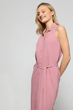 Vestido rosa empolvado sin mangas abotonado con monograma bordado
