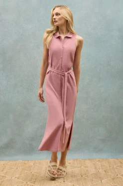 Vestido rosa empolvado sin mangas abotonado con monograma bordado