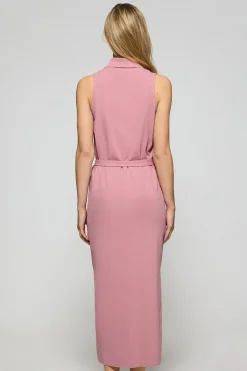 Vestido rosa empolvado sin mangas abotonado con monograma bordado