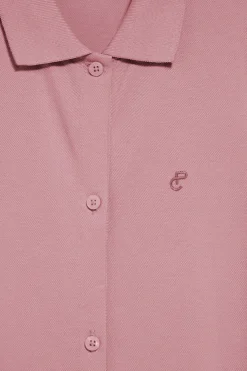 Vestido rosa empolvado sin mangas abotonado con monograma bordado
