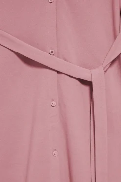 Vestido rosa empolvado sin mangas abotonado con monograma bordado