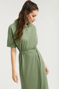 Vestido verde con manga dolman y bordado al tono