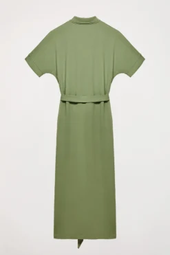 Vestido verde con manga dolman y bordado al tono