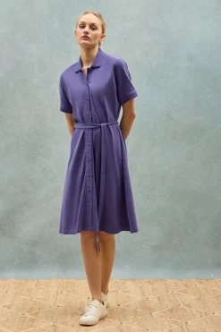 Vestido violeta azulado abotonado con bordado PC